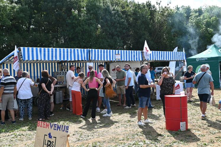 La chaleur et le soleil ont marqué le week-end, particulièrement le dimanche. Les visiteurs en ont profité pour se désaltérer à la buvette gérée par les bénévoles JA 41. 