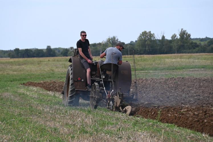 Les anciens tracteurs n'ont pas seulement été exposés, ils ont également participé au labour. Malgré l'âge du matériel, les sillons étaient d'une grande qualité.