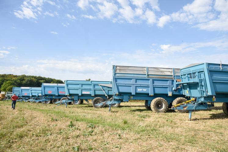 Pour célébrer les 100 ans de Maupu, les organisateurs ont réussi à faire venir plus de cent matériels du constructeur, alignés autour du site. Challenge relevé.