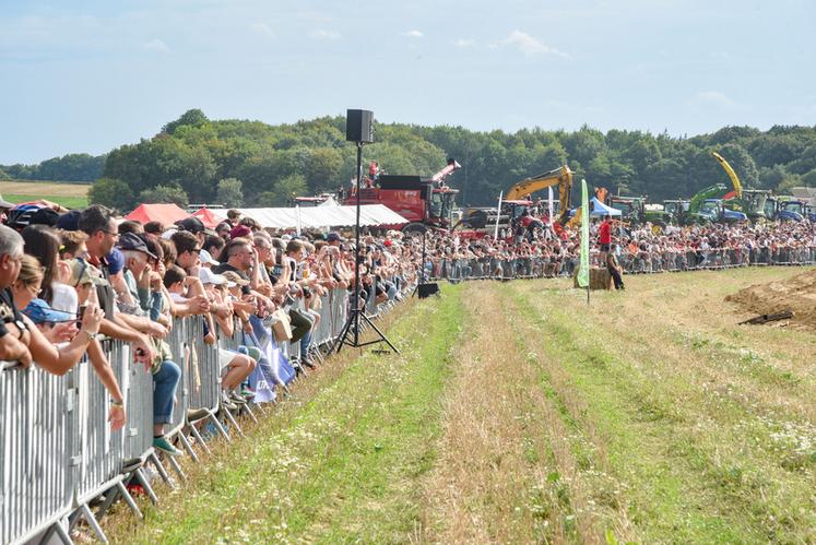En rangs serrés derrière les barrières, les spectateurs n'ont pas manqué une miette du spectacle offert sur le circuit du moiss-batt-cross.