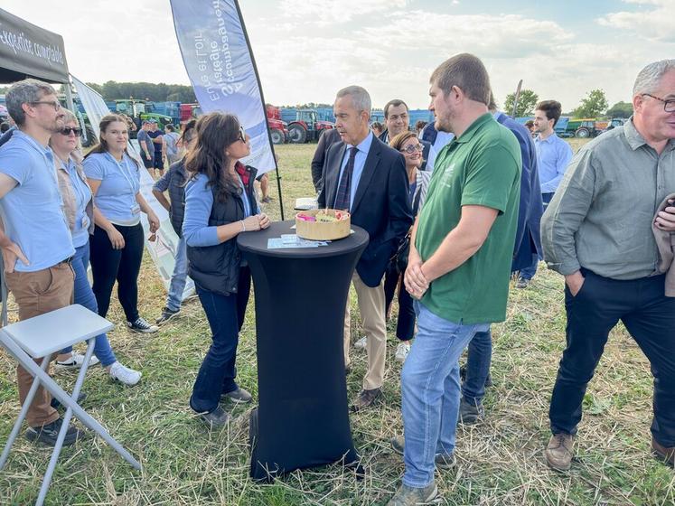 Lors de la visite des officiels le matin, ici sur le stand d'AS 28, le préfet Hervé Jonathan, accompagné d'élus et de responsables agricoles, s'est montré curieux et attentif aux problématiques du monde agricole.
