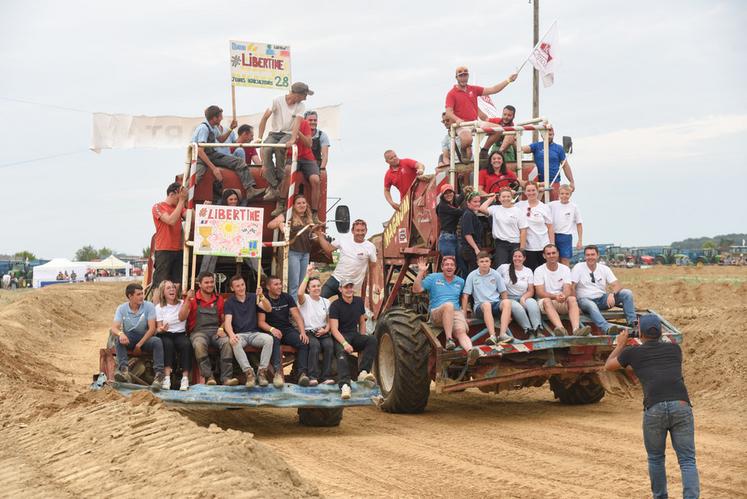 Les deux moiss-batts du canton organisateur, Libertine et Magnum, ici lors du tour d'honneur, ont fait bonne figure pendant les courses tant masculines que féminines.