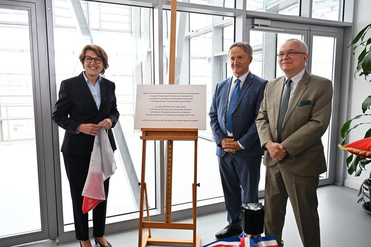 Jeudi 4 septembre, à Saclay (Essonne). La ministre de l'Agriculture a inauguré le campus Agro Paris-Saclay aux côtés des directeurs d'AgroParisTech et de l'Inrae. 