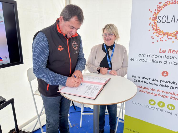 Jeudi 4 septembre, à Outarville (Loiret). La nouvelle présidente de la MSA BCL, Nathalie Néron, et le président de Solaal CVL, Sébastien Prouteau, ont signé une convention.