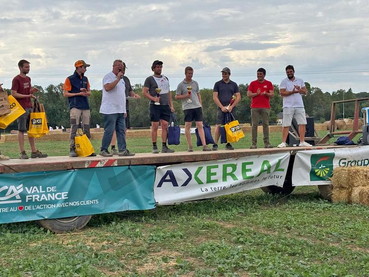 Dimanche 7 septembre, à Langon-sur-Cher (Loir-et-Cher). Clément Carteron, président de Jeunes agriculteurs Centre-Val de Loire (à d.), à côté de Fabien Bourgueil, président JA du département hôte, lors de la remise des prix. 
