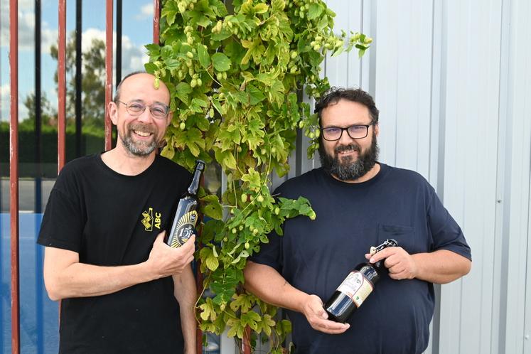 Guillaume Leclercq, fondateur et gérant de la brasserie (à g.), peut compter sur son salarié Sébastien, depuis 2020, en tant que responsable commercialisation. 