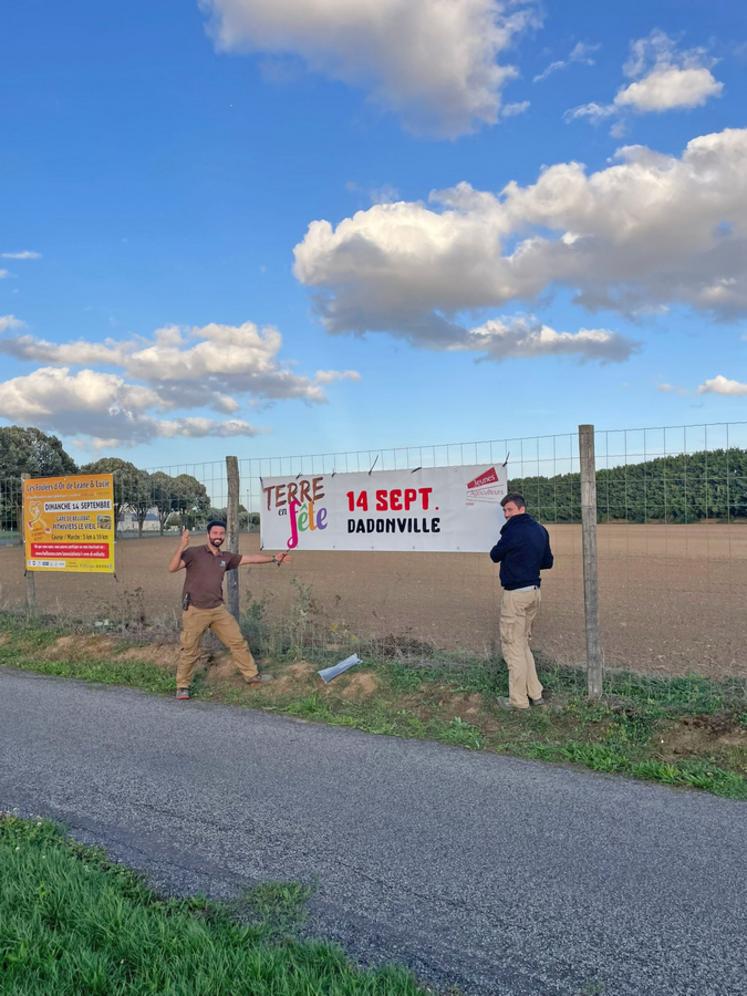 Les préparatifs battent leur plein, comme ici pour la communication dans les commerces et aux bords de routes. L'installation sur site prendra deux jours et mobilisera une quarantaine d'adhérents au moins.