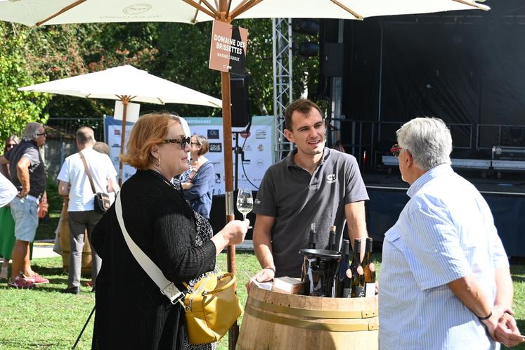 Samedi 6 septembre, à Cheverny. Une trentaine de vignerons étaient présents lors de la 14e édition de la Fête des vendanges. Ils ont pu échanger avec de nombreux visiteurs et leur faire déguster leurs différents vins.