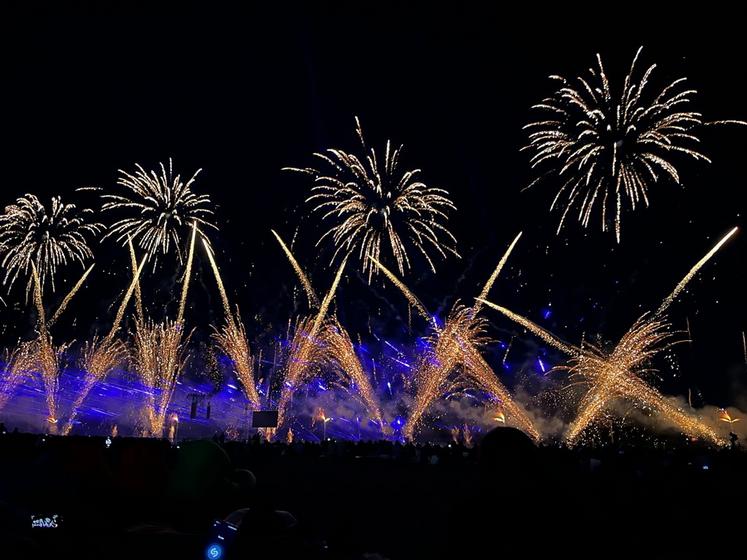 Samedi 6 septembre, à Lamotte-Beuvron. Pendant près d'une heure et demie, les feux d'artifice n'ont pas cessé d'illuminer le ciel de Sologne au Parc équestre fédéral.