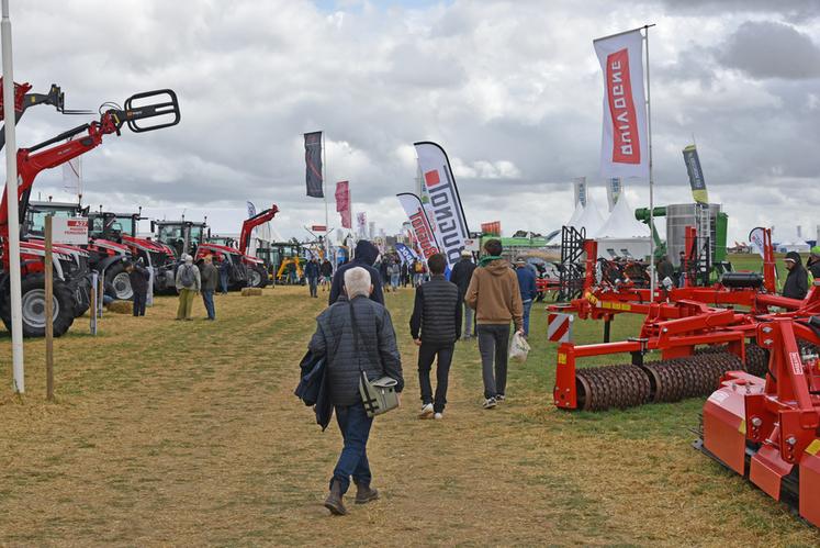 Agriculteurs, étudiants et curieux sont venus nombreux arpenter le salon pour assister aux démonstrations en plein champ, découvrir les dernières innovations et échanger directement avec les constructeurs et fournisseurs présents.