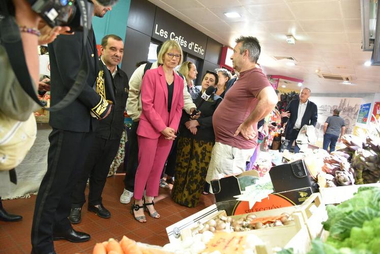 Jeudi 4 septembre, à Orléans. La ministre s’est longuement attardée sur l’étal d’un primeur, échangeant avec les commerçants sur l’origine et la valorisation des produits locaux.