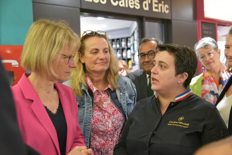Véronique Louwagie a échangé avec Charline, fleuriste et Meilleur ouvrier de France, qui lui a présenté les difficultés rencontrées par la profession.