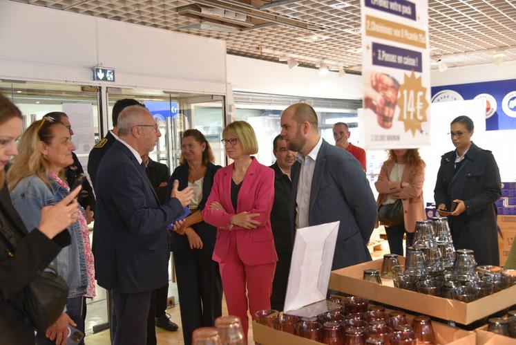 La visite ministérielle s’est achevée dans la boutique Duralex, installée au cœur des Halles Châtelet d’Orléans. Symbole du savoir-faire verrier local, la marque, sauvée par ses salariés, incarne l’excellence industrielle française.