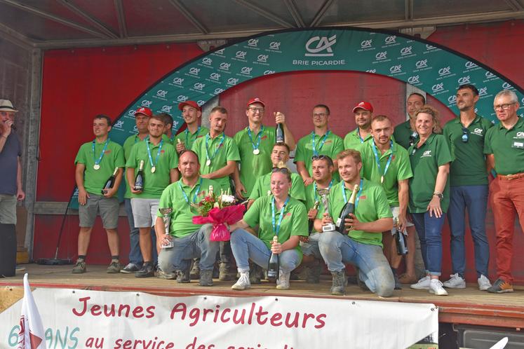 Dimanche 7 septembre, à Villebéon. Les participants au moiss-batt-cross ont été récompensés.