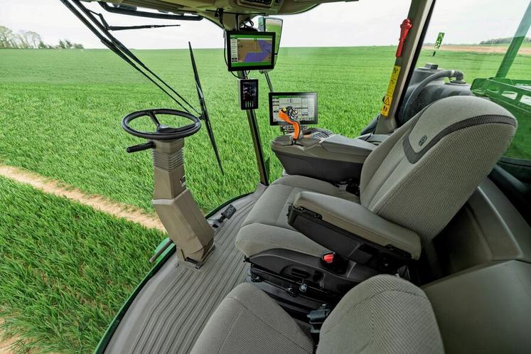 La cabine Premium est la même que sur les moissonneuses-batteuses haut de gamme John Deere.