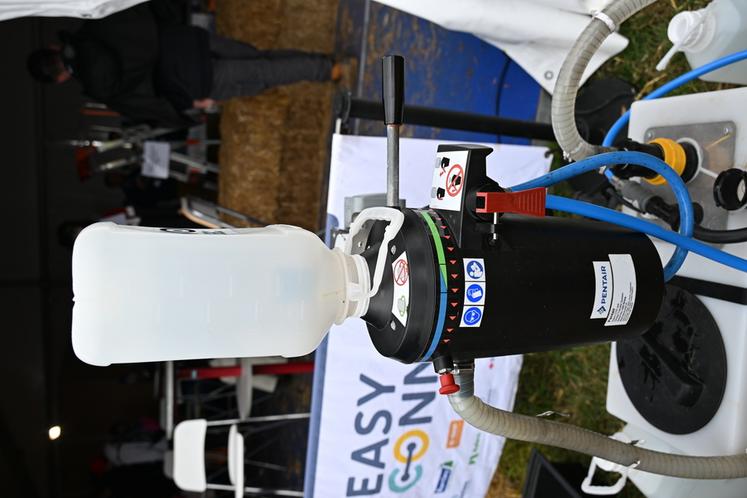 Mis au point conjointement par les firmes phytosanitaires et les constructeurs, le système de transfert fermé Easyconnect devrait se généraliser progressivement. 