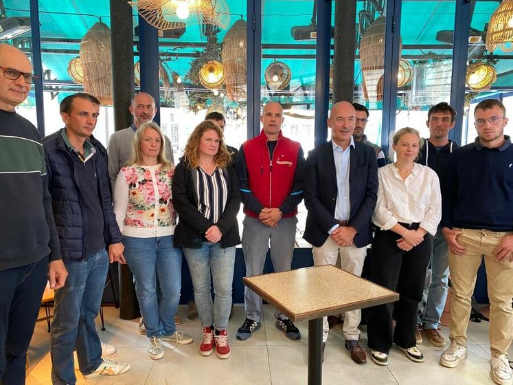 À Paris, jeudi 11 septembre. Une dizaine d'agriculteurs a organisé une conférence de presse pour alerter sur la compétitivité de l'agriculture française. 