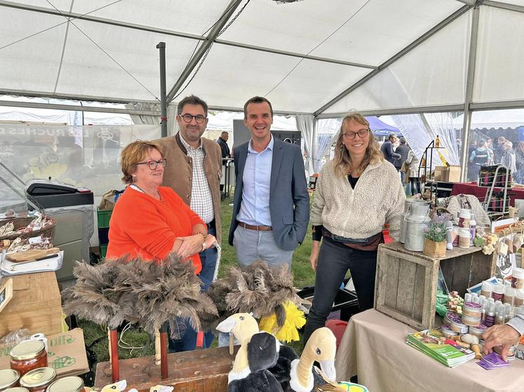 La chambre d’Agriculture du Loiret tenait un stand remarqué à la Fête de la Sange : rencontres avec les producteurs locaux, émission de radio et, surtout, beaucoup de bonne humeur.