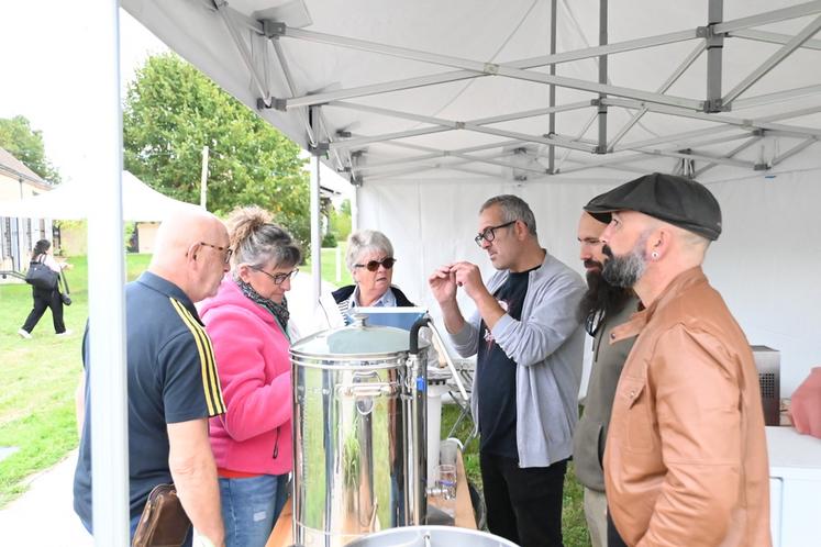 Des brasseurs amateurs ont proposé aux passants une démonstration de fabrication artisanale de sa propre bière.