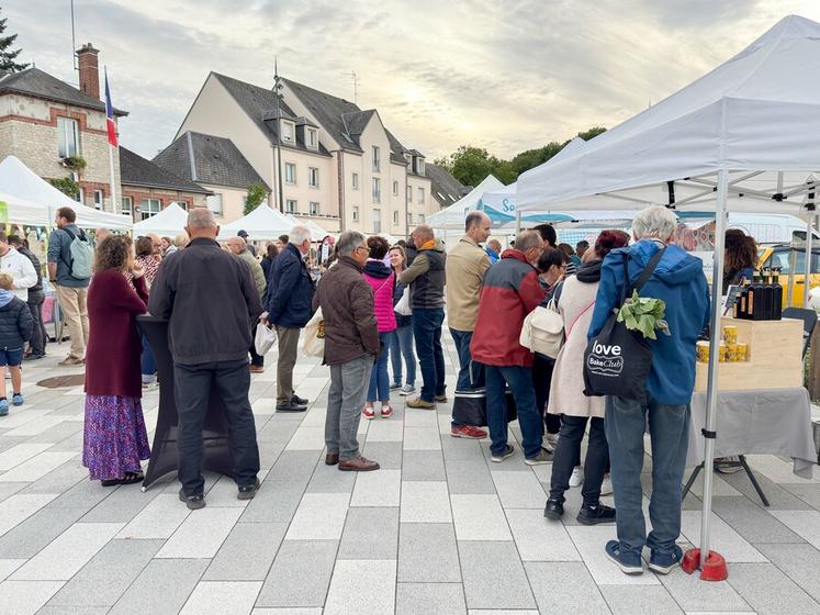 Vendredi 12 septembre, à Lèves. Les chalands du marché nocturne Je Croqu'eurélien ont pu profiter d'une météo clémente.