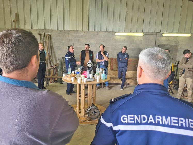 Lundi 15 septembre, dans le Giennois. La FNSEA 45 a invité la gendarmerie et les agriculteurs pour faire un point sur les moyens de lutter contre les vols.