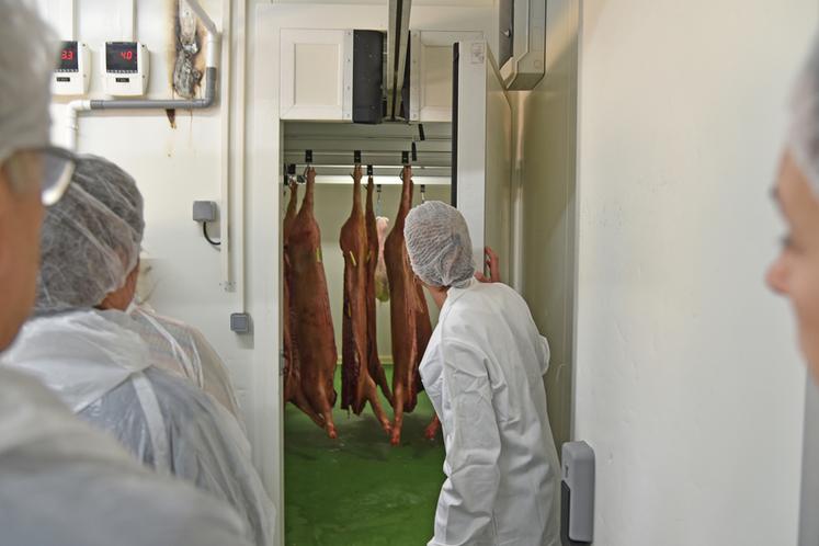 Plusieurs chambres froides permettent de stocker la viande avant la découpe.