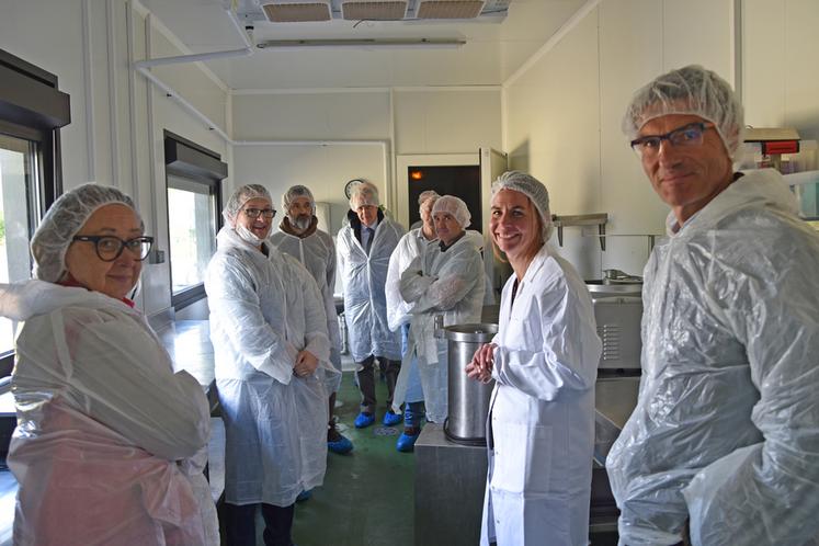 Gazeran (Yvelines), lundi 15 septembre. Une cinquantaine de personnes ont pu assister par petit groupe à une visite de l'atelier.