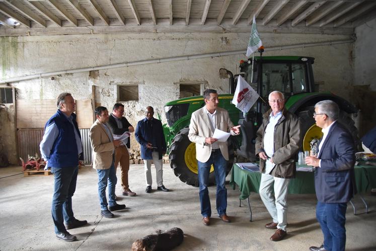 Bazoches-lès-Bray, jeudi 11 septembre. Le préfet, Pierre Ory, et le sous-préfet de Provins, Jean-Bernard Iché, ont écouté attentivement les responsables professionnels, comme ici le président de la FDSEA 77, Samuel Vandaele.
