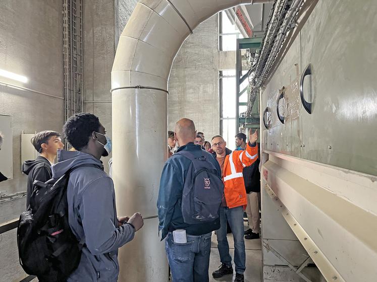 Denis Taillard, responsable du site, a organisé une visite complète du silo portuaire de Limay.