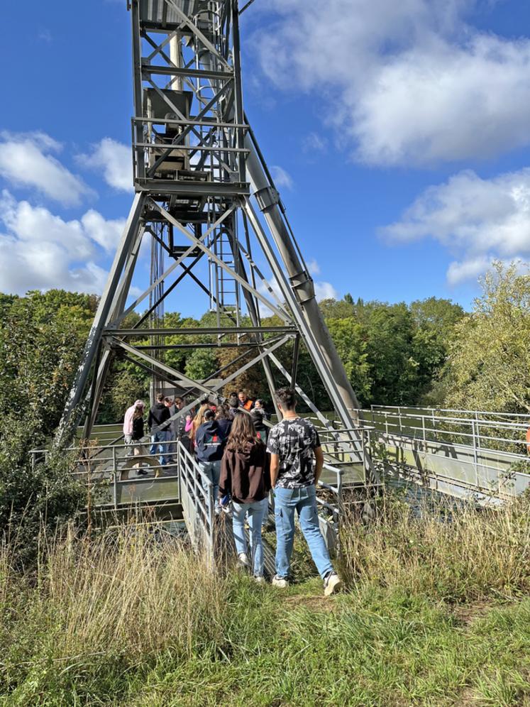 Les élèves de l'Esta ont découvert la zone qui sert au chargement portuaire.