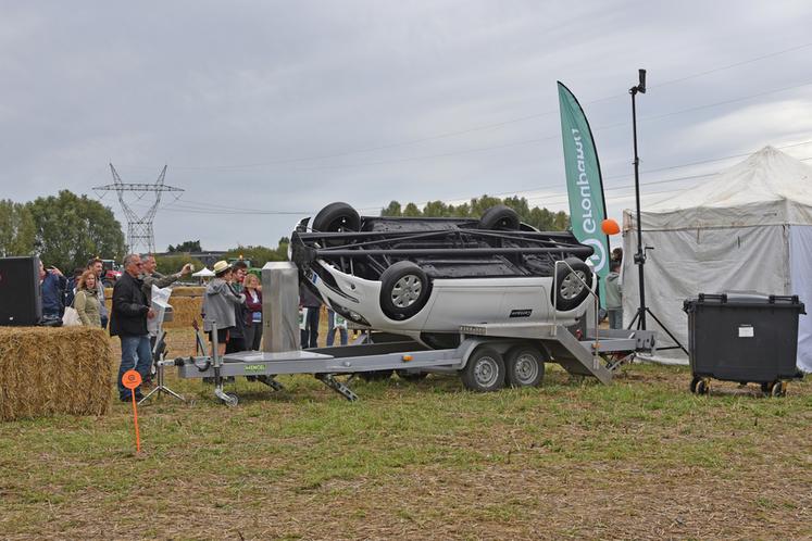 Dans la cadre de la prévention routière, Groupama proposait un test à bord d'un véhicule simulateur de tonneaux.