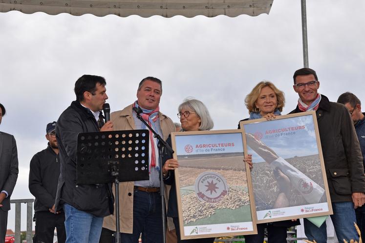 Clément Torpier, président de l'association Agriculteurs d'Île-de-France, a remis des affiches promouvant la filière blé-farine-pain aux élus régionaux.