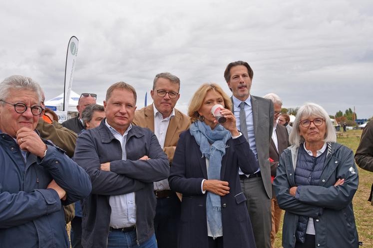 De g. à d. : Damien Greffin, président de la chambre d'Agriculture d'Île-de-France, François Durovray, président du conseil départemental de l'Essonne, Valérie Pécresse, présidente du conseil régional d'Île-de-France, Rémi Bourdu, sous-préfet de Palaiseau, et Valérie Lacroute, vice-présidente du conseil régional.