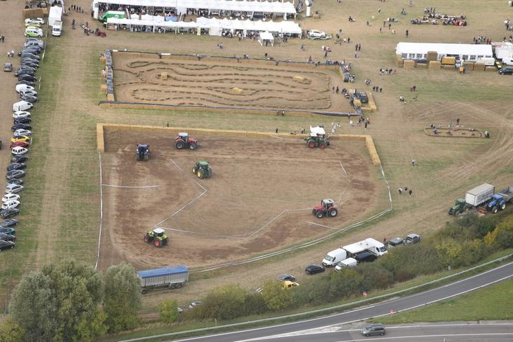 Des baptêmes d'hélicoptère permettaient d'observer le Festival de la terre depuis le ciel.