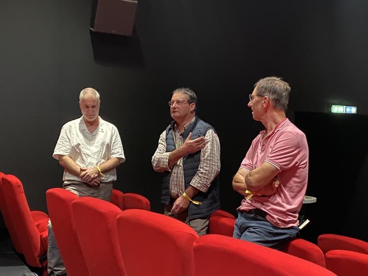 Vendredi 19 septembre, à Blois. Fabrice Gaussant, aviculteur à Montrieux-en-Sologne, et Philippe Noyau, jeune retraité et ancien président de la chambre d'Agriculture Centre-Val de Loire, ont témoigné lors du ciné-débat.