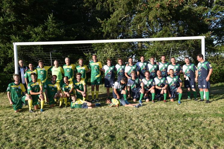 Le Plessis-Placy, vendredi 12 septembre. Après l'effort, photo de groupe des deux équipes.