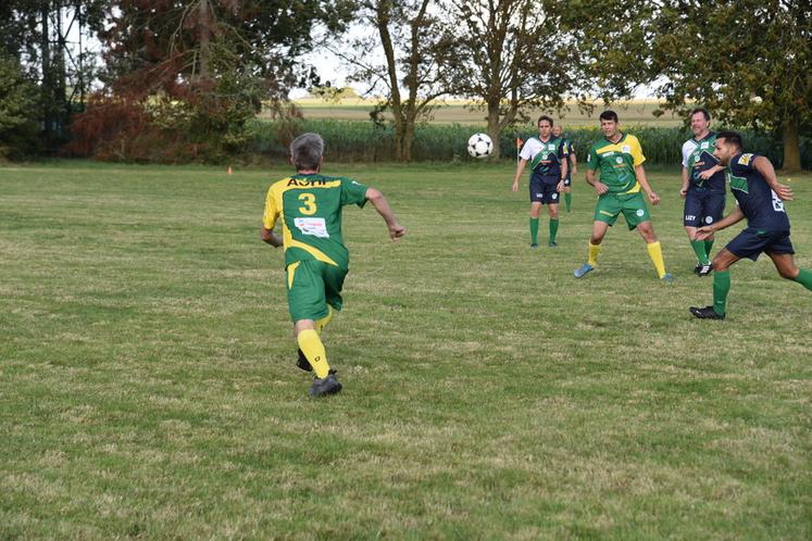 Les deux équipes se sont affrontées au cours de quatre quarts-temps. 