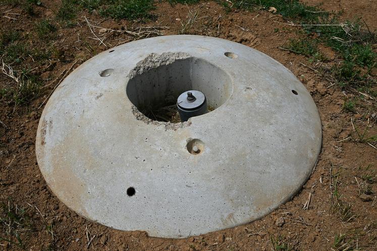 Le dispositif en béton armé vise à protéger les hydrants d'irrigation qui pourraient être endommagés lors du passage du tracteur ou d'outils traînés. 