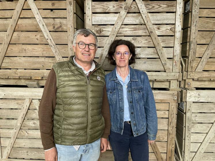 Damien Renard, ici avec son épouse Nathalie, exploite 140 hectares avec une forte proportion de cultures industrielles : pommes de terre, oignons et betteraves rouges.