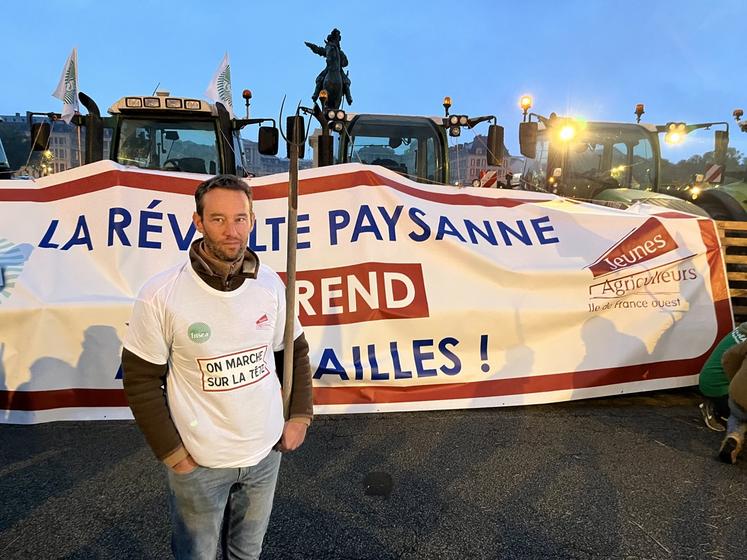 Les agriculteurs franciliens sont venus avec des fourches pour cette action symbolique devant le château de Versailles (Yvelines), en écho à la Révolution de 1789.