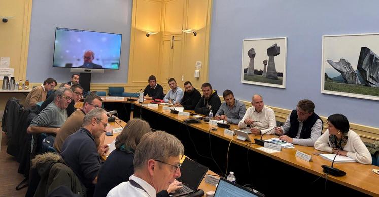 Mercredi 29 octobre, la FNSEA et une délégation agricole ont négocié pendant plus de quatre heures avec la préfète de bassin Loire-Bretagne pour obtenir des avancées.
