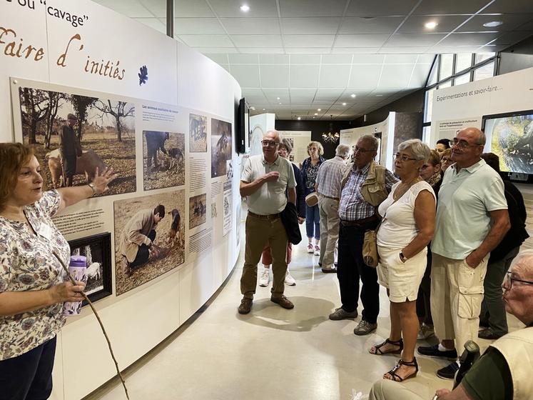 Première étape gastronomique du séjour : visite chez un producteur de truffes avant de déguster du beurre de truffe.