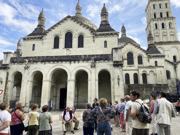 La cathédrale Saint-Front de Périgueux. De style roman byzantin, elle présente un plan en forme de croix grecque et cinq coupoles. Surnommée « la grande mosquée de Périgueux » par Victor Hugo, elle est située sur les chemins de Saint-Jacques-de-Compostelle.