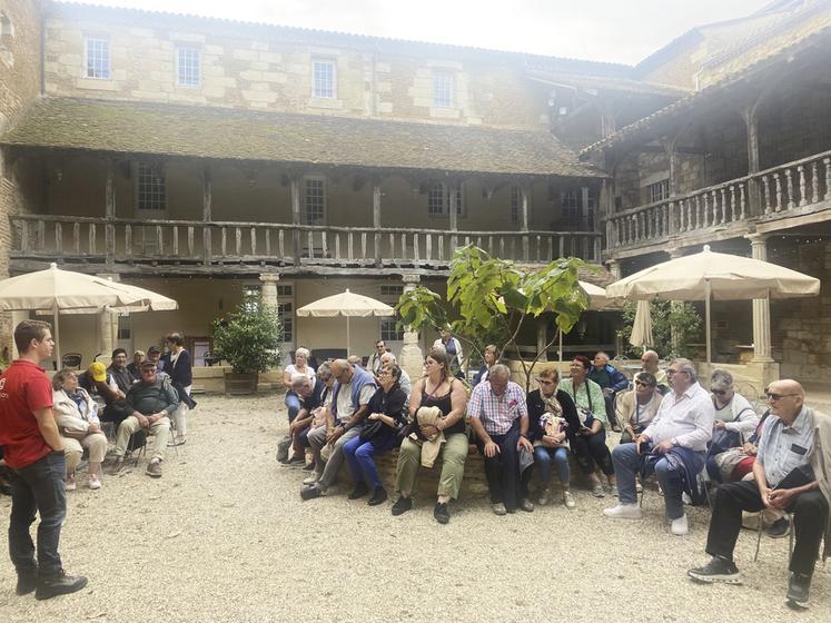 Visite guidée de Bergerac. Halte quai Cyrano qui allie gastronomie et culture avec une scénographie autour du personnage d'Edmond Rostand.