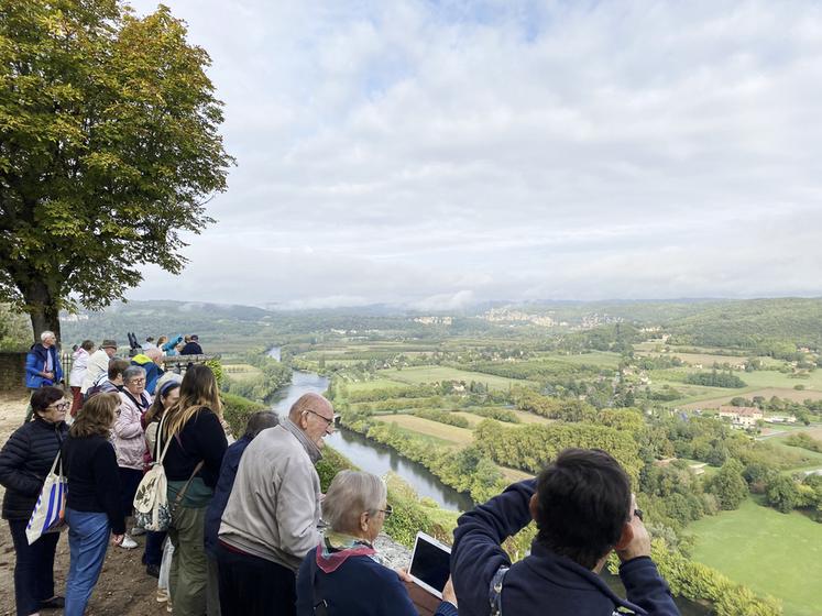 Vue panoramique au belvédère de Domme, qui domine la Dordogne du haut de ses 150 mètres, avant d'effectuer une croisière et d'admirer châteaux et villages perchés.