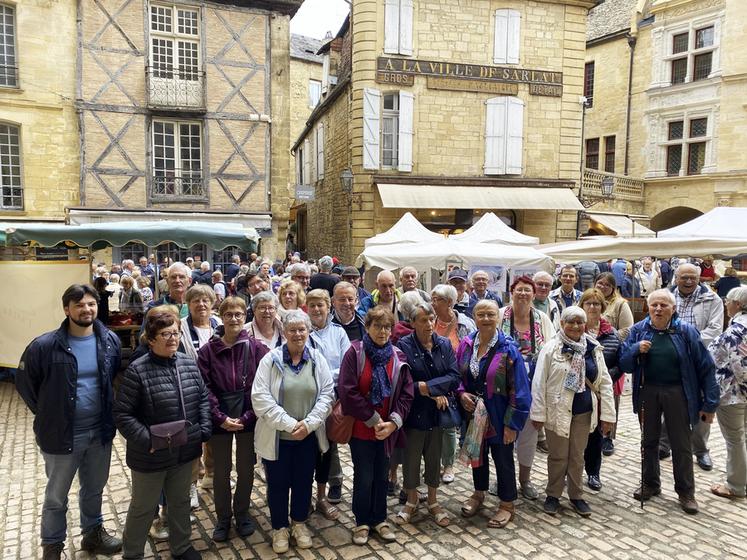 Incontournable du périgord, la ville de Sarlat, un jour de marché.
