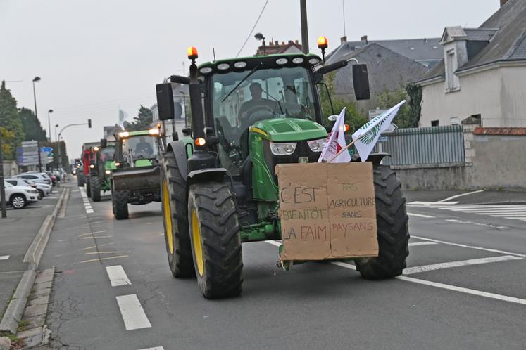 Vendredi 26 septembre, à Blois. Deux convois d'une dizaine de tracteurs chacun ont traversé les routes de la ville en opération escargot, avant de rejoindre la préfecture.