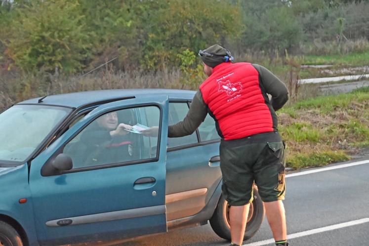 Les agriculteurs de la FNSEA 41 et de JA Loir-et-Cher ont distribué aux automobilistes des tracts exprimant leur colère tout en évoquant les attentes du monde agricole auprès de l'État. 