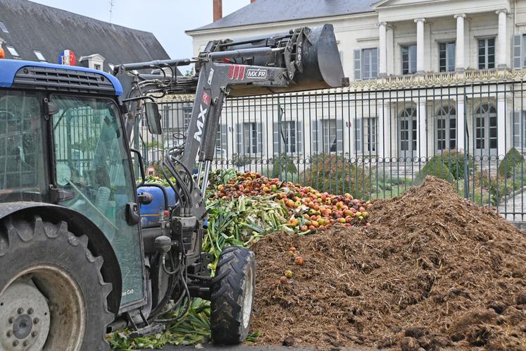 Afin d'exprimer leur mécontentement, les agriculteurs ont décidé de déverser divers déchets agricoles devant la préfecture, notamment des pommes pourries, une filière en grande difficulté en Loir-et-Cher. 