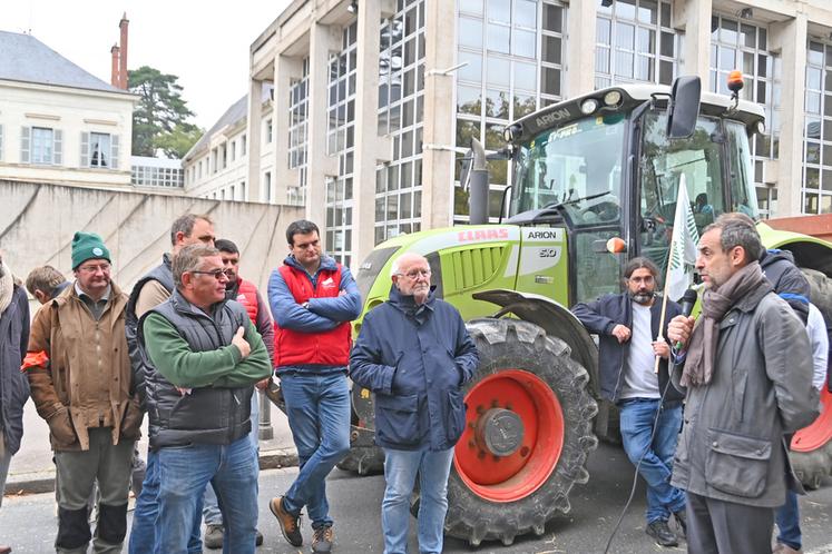 Joseph Zimet, préfet de Loir-et-Cher, est venu à la rencontre des agriculteurs devant les grilles de la préfecture à Blois. Il a écouté leurs revendications tout en les assurant de son engagement auprès du monde agricole. 